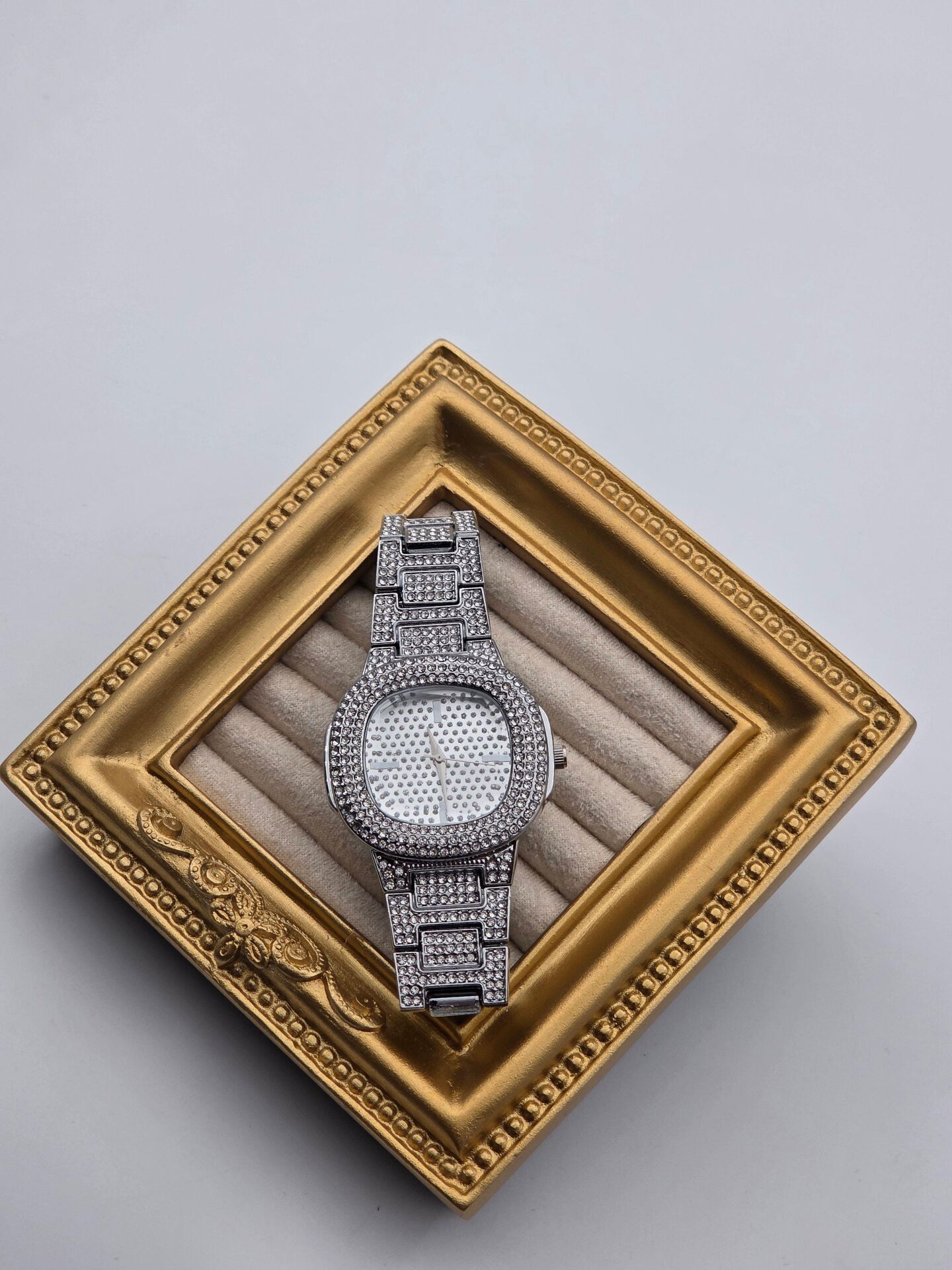 Kadın Taşlı Saat // SAAT-214