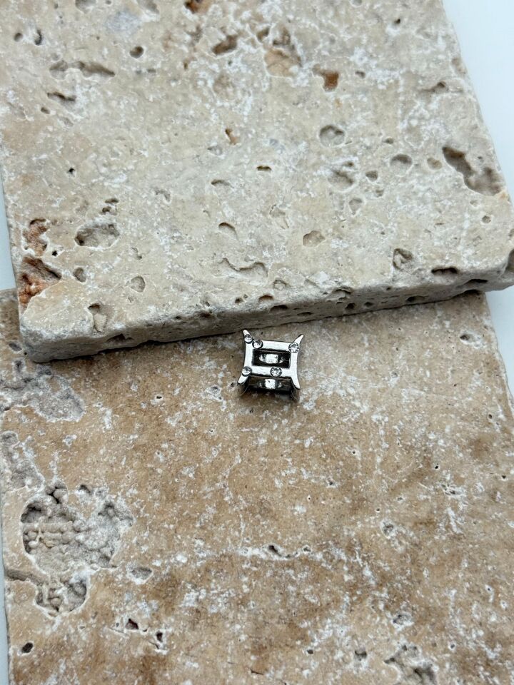 PNDR Charm // CHARM-827